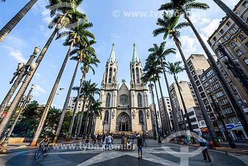  View of the Se Square with the Se Cathedral (Metropolitan Cathedral of Nossa Senhora da Assuncao) in the background  - Sao Paulo city - Sao Paulo state (SP) - Brazil