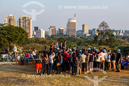  Persons observing the sunset - Coronel Custodio Fernandes Pinheiros Square - also known as Por-do-Sol Square (Sunset Square)  - Sao Paulo city - Sao Paulo state (SP) - Brazil