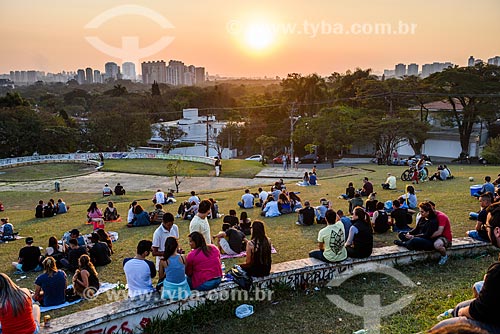  Persons observing the sunset - Coronel Custodio Fernandes Pinheiros Square - also known as Por-do-Sol Square (Sunset Square)  - Sao Paulo city - Sao Paulo state (SP) - Brazil
