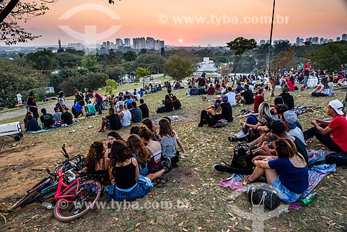  Persons observing the sunset - Coronel Custodio Fernandes Pinheiros Square - also known as Por-do-Sol Square (Sunset Square)  - Sao Paulo city - Sao Paulo state (SP) - Brazil