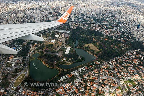  Airplane wing during flight over of the Ibirapuera Park  - Sao Paulo city - Sao Paulo state (SP) - Brazil