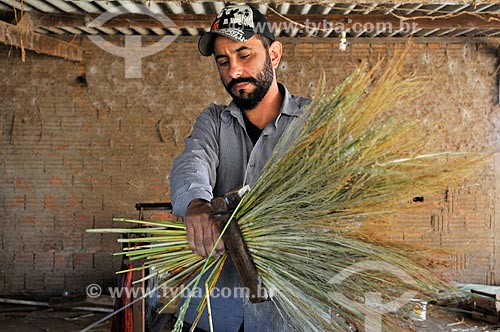  Craft production of rustic broom  - Borborema city - Sao Paulo state (SP) - Brazil