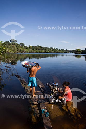  Woman washing dishes in the Rio Negro border  - Manaus city - Amazonas state (AM) - Brazil