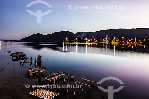 Silhouette of a couple on a deck at Conceicao Lagoon at dusk  - Florianopolis city - Santa Catarina state (SC) - Brazil