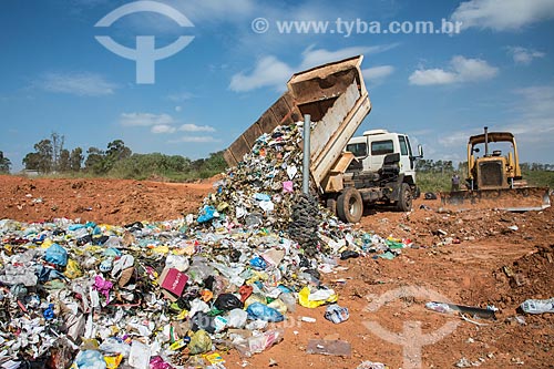  Truck unloading trash in sanitary landfill  - Garca city - Sao Paulo state (SP) - Brazil
