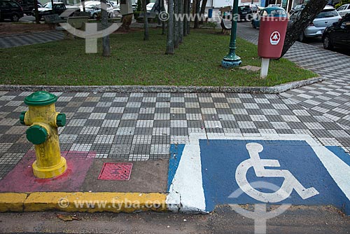  Fire hydrant and sidewalk downgraded to wheelchair - Hilmar Machado de Oliveira Square  - Garca city - Sao Paulo state (SP) - Brazil