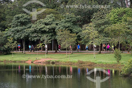  People walking - Ibirapuera Park  - Sao Paulo city - Sao Paulo state (SP) - Brazil