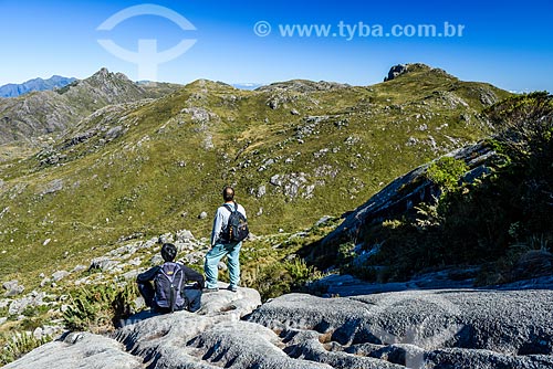  Tourists observing landscape during trail between Agulhas Negras Peak to Hermes Wing Mountain - Itatiaia National Park  - Itatiaia city - Rio de Janeiro state (RJ) - Brazil