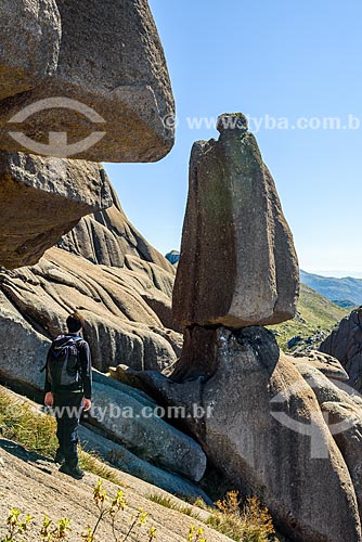  Tourist observing landscape during trail between Agulhas Negras Peak to Hermes Wing Mountain - Itatiaia National Park  - Itatiaia city - Rio de Janeiro state (RJ) - Brazil