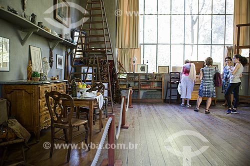  Tourists inside of the Paul Cézanne Atelier  - Aix-en-Provence city - Alpes-de-Haute-Provence department - France