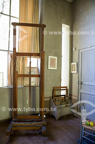  Easel inside of the Paul Cézanne atelier  - Aix-en-Provence city - Alpes-de-Haute-Provence department - France