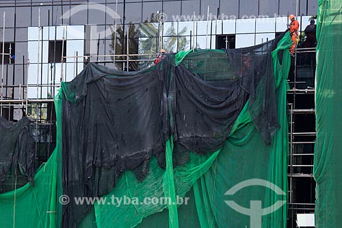  Labourers installing polynet - facade of the Hotel Arena - Arpoador  - Rio de Janeiro city - Rio de Janeiro state (RJ) - Brazil