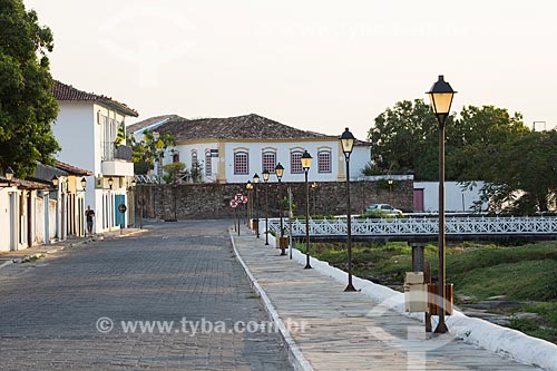  View of the Doutor Sebastiao Fleury Curado Avenue with the historic house in Goias Velho city - now houses the National Institute of Historic and Artistic Heritage (IPHAN) - in the background  - Goias city - Goias state (GO) - Brazil