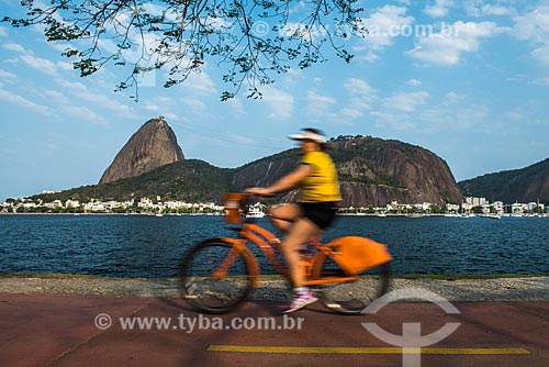  Cyclist - bike lane - Flamengo Landfill with the Sugar Loaf in the background  - Rio de Janeiro city - Rio de Janeiro state (RJ) - Brazil