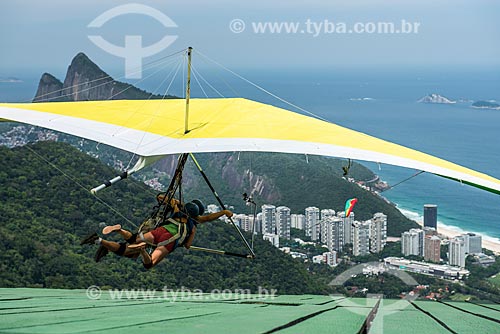  Take-off - hang glider of Pedra Bonita (Bonita Stone)/Pepino ramp with the Morro Dois Irmaos (Two Brothers Mountain) in the background  - Rio de Janeiro city - Rio de Janeiro state (RJ) - Brazil