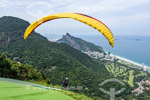  Take-off - paraglider of Pedra Bonita (Bonita Stone)/Pepino ramp with the Morro Dois Irmaos (Two Brothers Mountain) in the background  - Rio de Janeiro city - Rio de Janeiro state (RJ) - Brazil