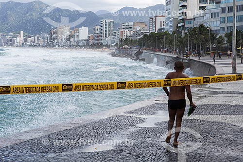  Bather - Arpoador Beach boardwalk during undertow with do not cross line  - Rio de Janeiro city - Rio de Janeiro state (RJ) - Brazil