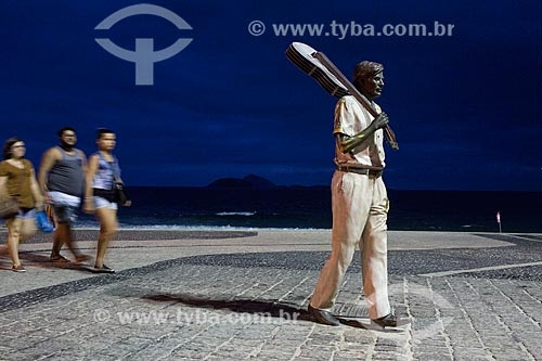  Pedestrian - Arpoador Beach boardwalk with the statue of maestro Tom Jobim  - Rio de Janeiro city - Rio de Janeiro state (RJ) - Brazil