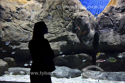  Visitor inside of AquaRio - marine aquarium of the city of Rio de Janeiro  - Rio de Janeiro city - Rio de Janeiro state (RJ) - Brazil
