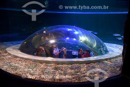  Visitors inside of AquaRio - marine aquarium of the city of Rio de Janeiro  - Rio de Janeiro city - Rio de Janeiro state (RJ) - Brazil
