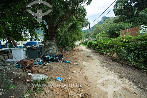  Dirt road and trash - Vila do Abraao (Abraao Village)  - Angra dos Reis city - Rio de Janeiro state (RJ) - Brazil