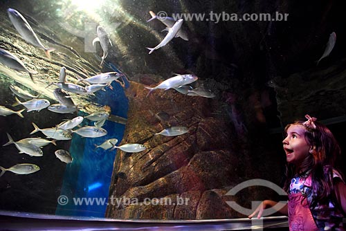  Girl inside of AquaRio - marine aquarium of the city of Rio de Janeiro  - Rio de Janeiro city - Rio de Janeiro state (RJ) - Brazil