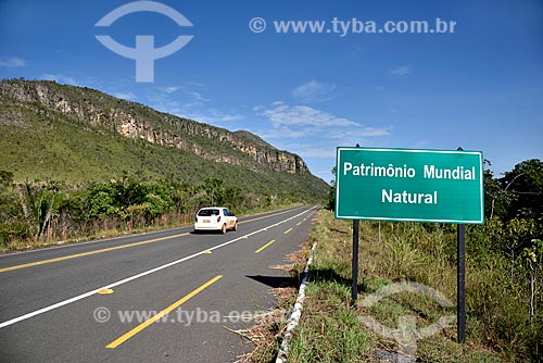  Buracao Hill and Highway GO-239 with signpost of World Natural Heritage - Chapada dos Veadeiros National Park  - Alto Paraiso de Goias city - Goias state (GO) - Brazil