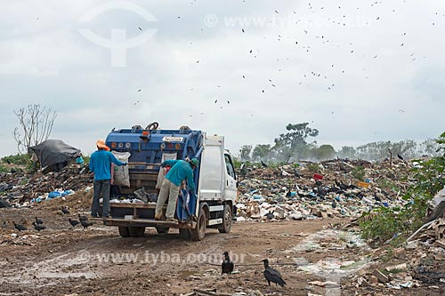 Garbage truck - dump - inner city of the Sao Felix do Xingu city  - Sao Felix do Xingu city - Para state (PA) - Brazil