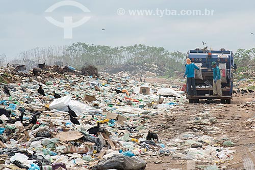  Garbage truck - dump - inner city of the Sao Felix do Xingu city  - Sao Felix do Xingu city - Para state (PA) - Brazil