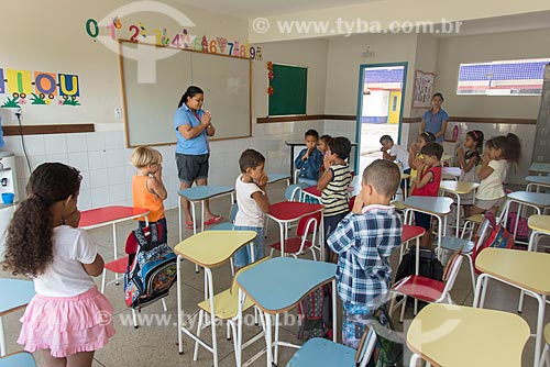  Teacher and students praying - Tucuma city Municipal Day Care  - Tucuma city - Para state (PA) - Brazil