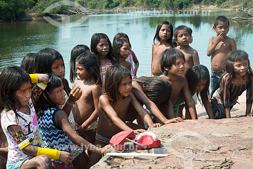  Children of the Moikarako tribe - Kayapo Indigenous Land - receiving oral hygiene guidance  - Sao Felix do Xingu city - Para state (PA) - Brazil