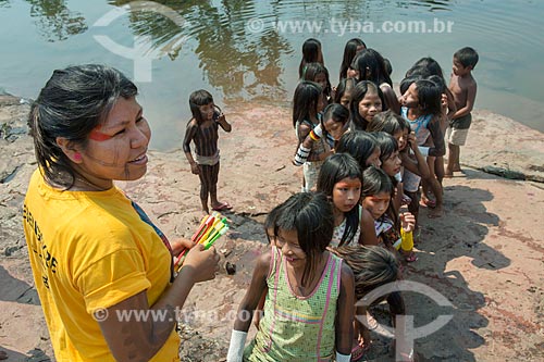  Children of the Moikarako tribe - Kayapo Indigenous Land - receiving oral hygiene guidance  - Sao Felix do Xingu city - Para state (PA) - Brazil