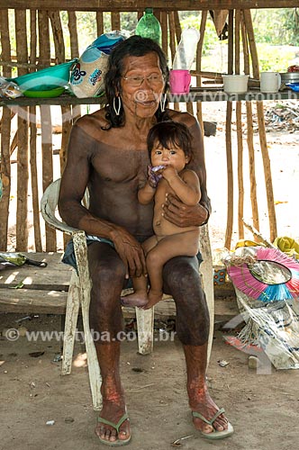  Moikarako Tribe - Kayapo Indigenous Land - with granddaughter on her lap  - Sao Felix do Xingu city - Para state (PA) - Brazil