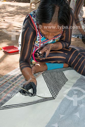  Indian woman making handicraft - Moikarako Tribe - Kayapo Indigenous Land  - Sao Felix do Xingu city - Para state (PA) - Brazil