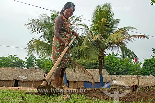  Indian woman weeding - Moikarako Tribe - Kayapo Indigenous Land  - Sao Felix do Xingu city - Para state (PA) - Brazil