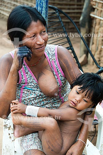  Indian woman breastfeeding - Moikarako Tribe - Kayapo Indigenous Land  - Sao Felix do Xingu city - Para state (PA) - Brazil