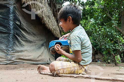  Boy playing - Moikarako Tribe - Kayapo Indigenous Land  - Sao Felix do Xingu city - Para state (PA) - Brazil