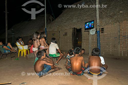  Children watching television - courtyard of the Moikarako Tribe - Kayapo Indigenous Land  - Sao Felix do Xingu city - Para state (PA) - Brazil
