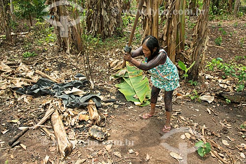  Indian woman slaughtering red-footed tortoises (Chelonoidis carbonaria) - Moikarako Tribe - Kayapo Indigenous Land  - Sao Felix do Xingu city - Para state (PA) - Brazil