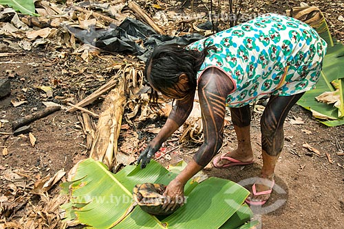  Indian woman preparing red-footed tortoises (Chelonoidis carbonaria) to roast - Moikarako Tribe - Kayapo Indigenous Land  - Sao Felix do Xingu city - Para state (PA) - Brazil