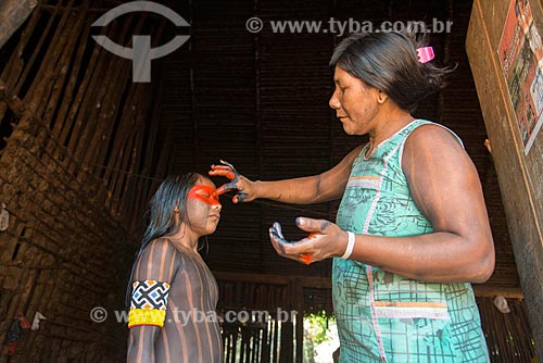  Mother making body painting at girl - Moikarako Tribe - Kayapo Indigenous Land  - Sao Felix do Xingu city - Para state (PA) - Brazil