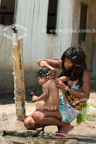  Mother bathing baby - Moikarako Tribe - Kayapo Indigenous Land  - Sao Felix do Xingu city - Para state (PA) - Brazil
