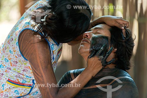  Woman making body painting at husband - Moikarako Tribe - Kayapo Indigenous Land  - Sao Felix do Xingu city - Para state (PA) - Brazil