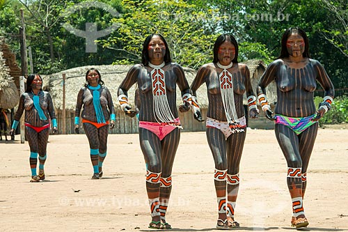  Indian woman dancing the Maniaka Murasi - also known as mandioca dance (cassava dance) - Moikarako Tribe - Kayapo Indigenous Land  - Sao Felix do Xingu city - Para state (PA) - Brazil