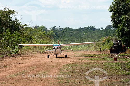  Airplane landing - Moikarako Tribe - Kayapo Indigenous Land  - Sao Felix do Xingu city - Para state (PA) - Brazil