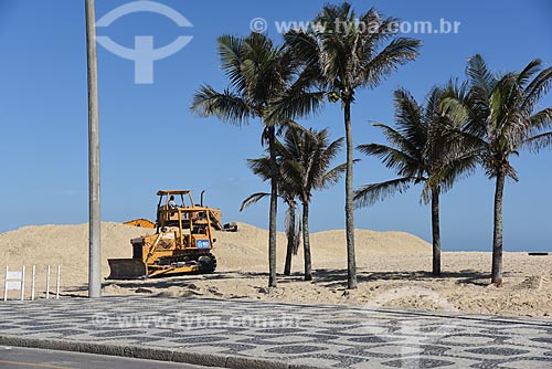  Bulldozers undoing the heap of sand carried by the wind of Ipanema Beach  - Rio de Janeiro city - Rio de Janeiro state (RJ) - Brazil