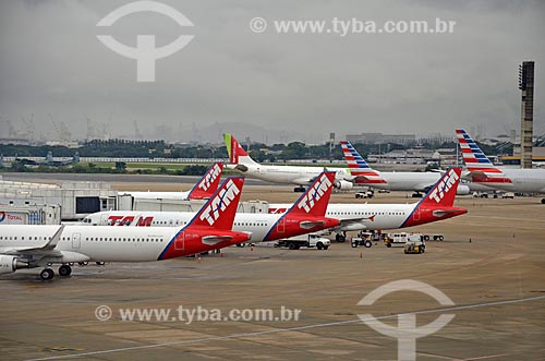  Airplanes of TAM Airlines - runway of the Antonio Carlos Jobim International Airport  - Rio de Janeiro city - Rio de Janeiro state (RJ) - Brazil