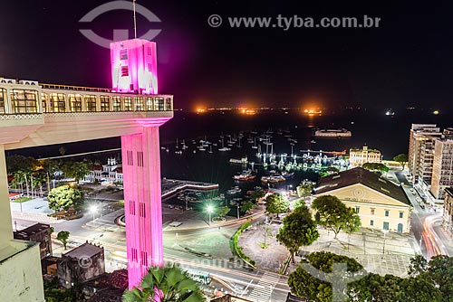  View of Mercado Modelo (1912) from Elevador Lacerda (Lacerda Elevator) - 1873 - with special lighting - pink - due to the October Rosa Campaign  - Salvador city - Bahia state (BA) - Brazil