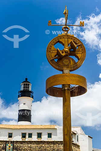  Compass with the Santo Antonio da Barra Fort (1702) in the background  - Salvador city - Bahia state (BA) - Brazil
