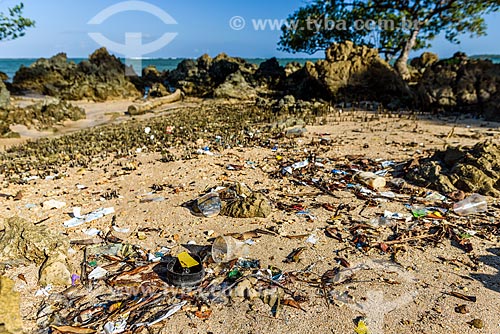  Trash - Morere Beach waterfront  - Cairu city - Bahia state (BA) - Brazil